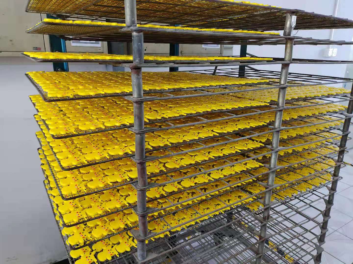 硅膠制品上面五顏六色的圖案是怎么做成的？